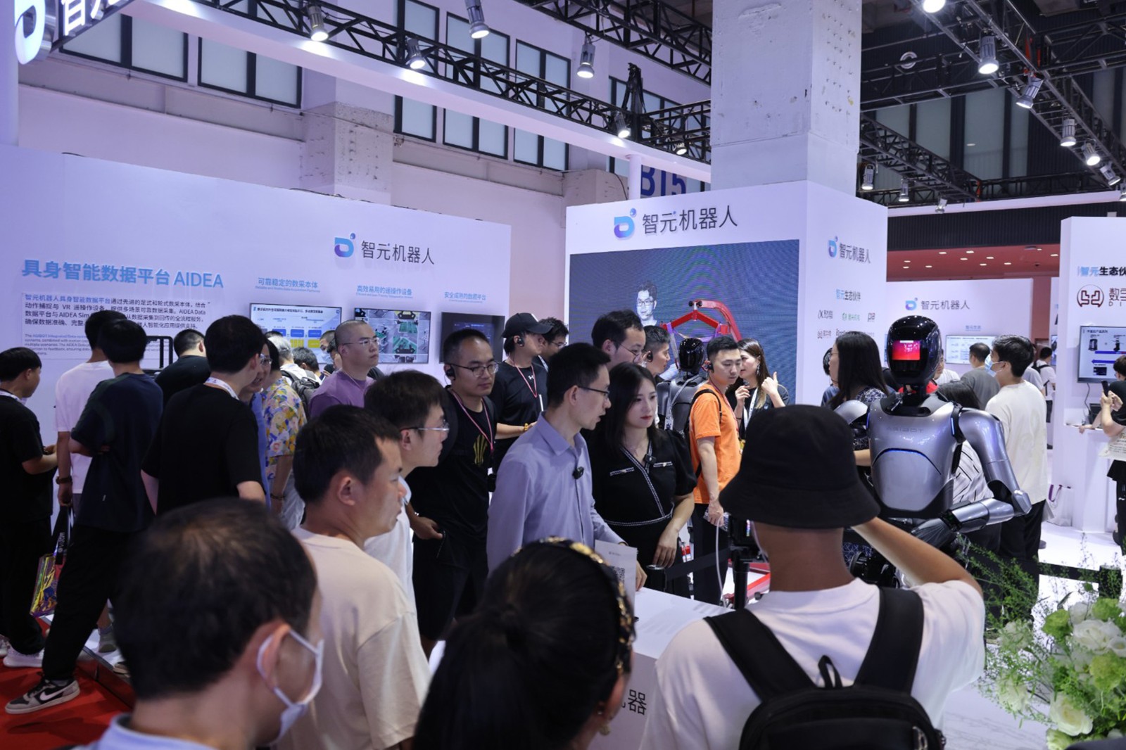 milan.com米兰机器人亮相世界机器人大会WRC